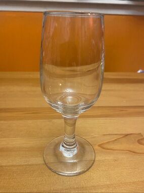 Clear Crystal Wine Glass - Elegant Stemware (Clear) A